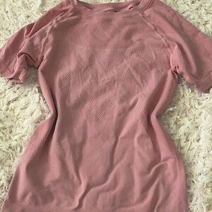 pink athlectic shirt🌸